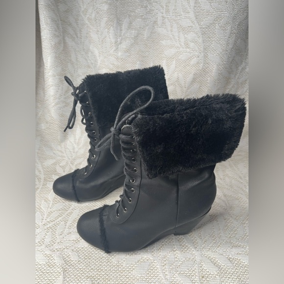 Black Faux Fur Lace-Up Ankle Boots Low Heel Wedge size 9 - Picture 1 of 6